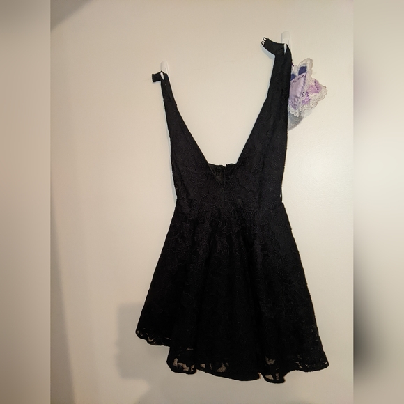 Bebe Francesca Deep V Dress - Picture 9 of 9